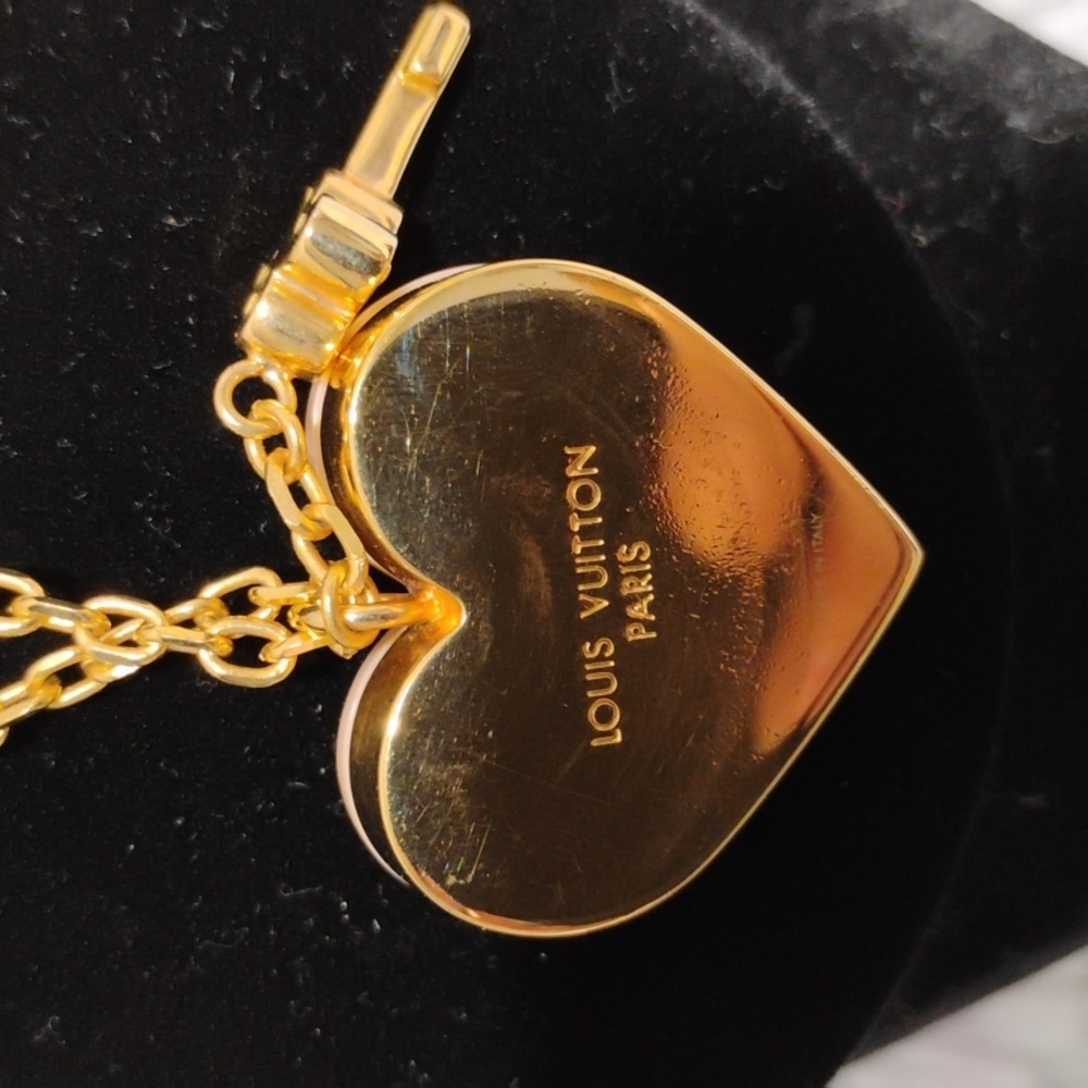 LOUIS VUITTON
Authentic Louis Vuitton
Resin 'Lock Me' Heart Pendant Necklace - Picture 4 of 16